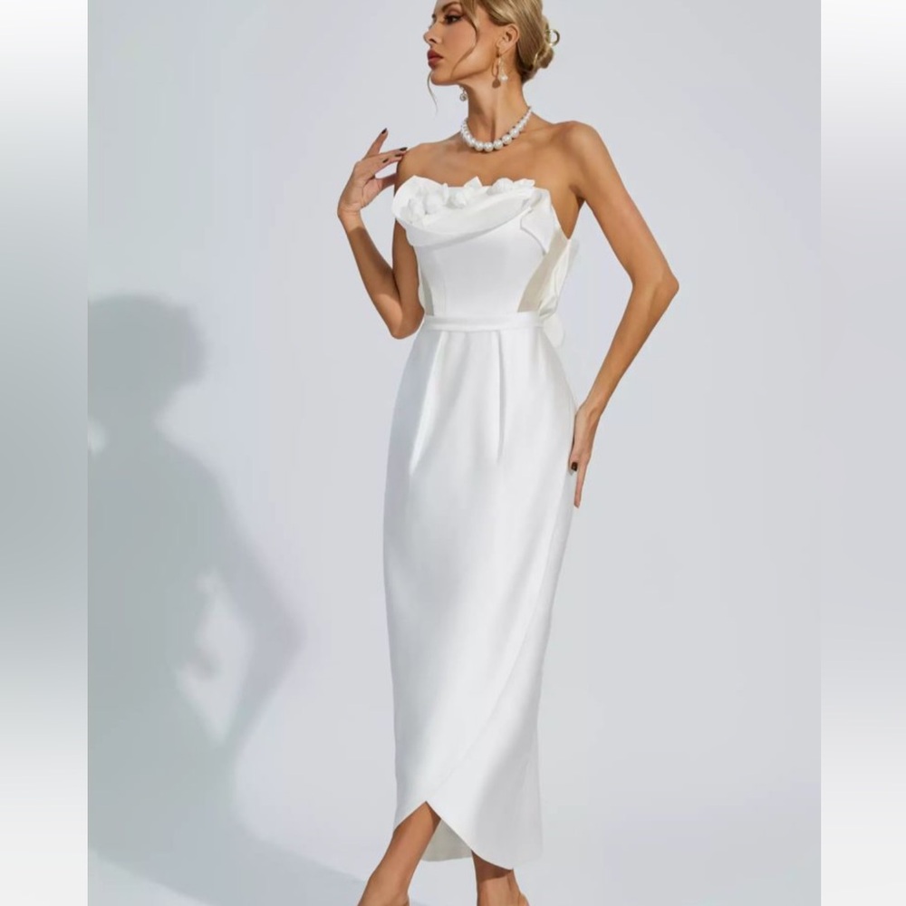 Elegant White Strapless Midi Dress with Ruffle Neckline